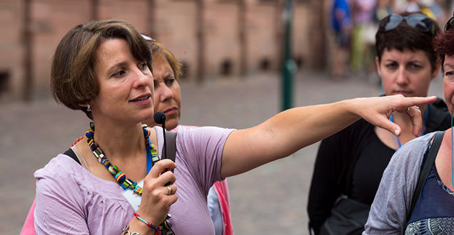 Touristenführerin mit Mikro in der Altstadt. (Foto: Diemer)