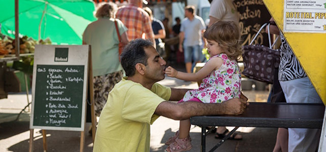  Vater mit Kind auf dem Markt 