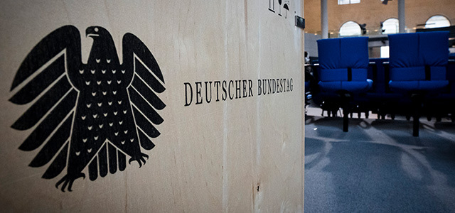 Bundesadler und der Schriftzug Deutscher Bundestag.