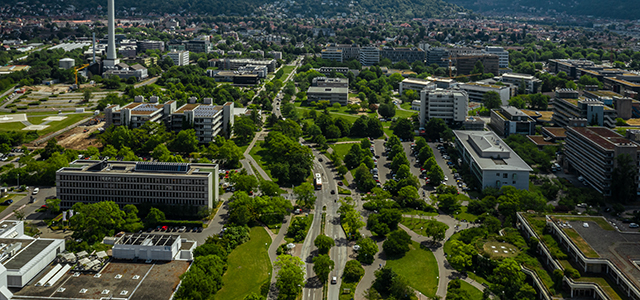  Luftaufnahme, die einen Blick in den Campus im Neuenheimer Feld zeigt
