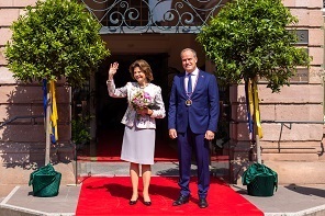 Oberbürgermeister Würzner empfängt Königin Silvia von Schweden vor dem Heidelberger Rathaus (Foto: Tobias Dittmer)